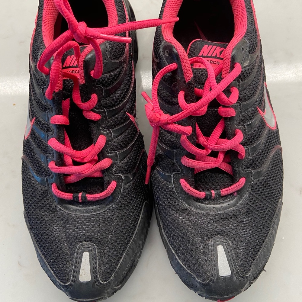 Tennis shoes